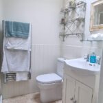 Well-equipped shower room